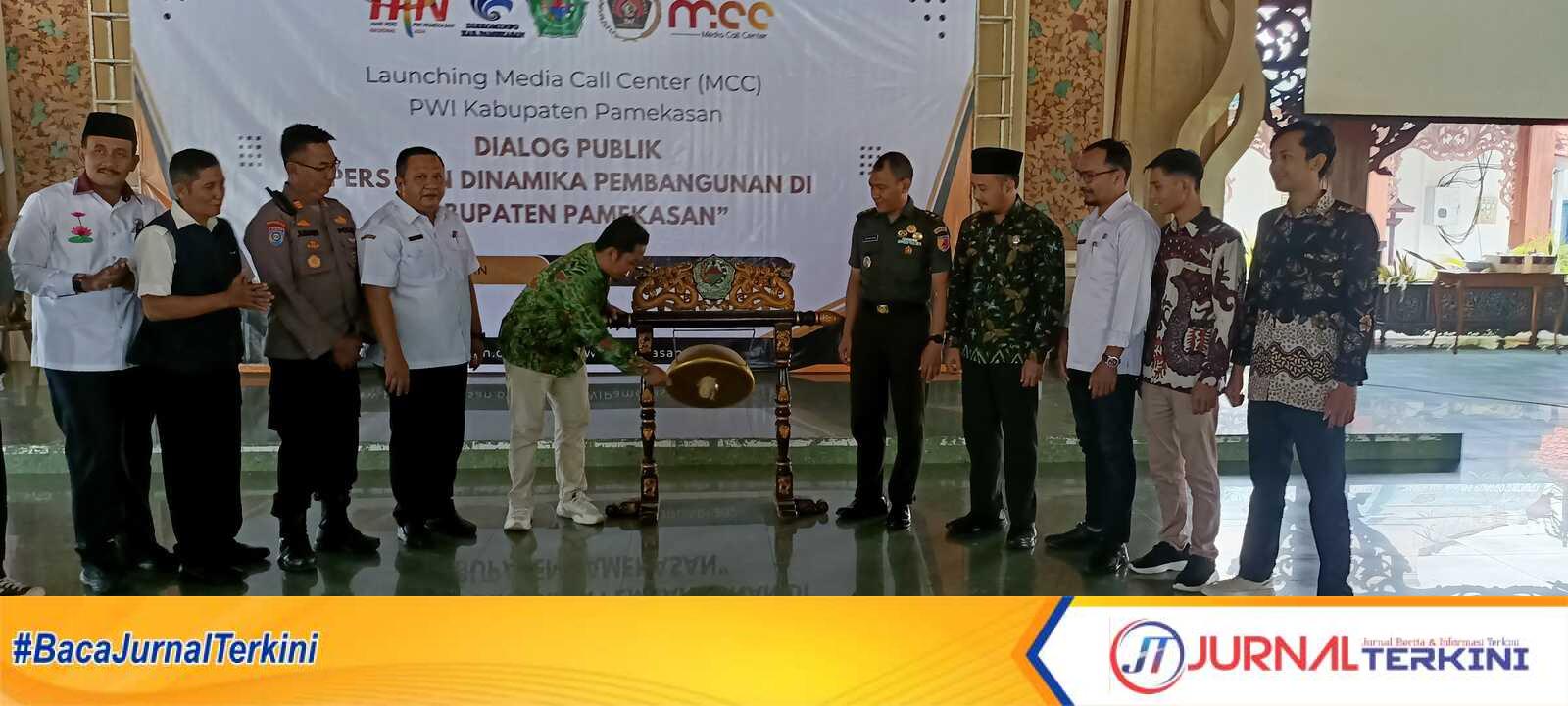 Ketua PWI Khairul Anam (Tengah) didamping Jajaran Forkopimda serta Kepala OPD dan Pengurus Media Call Center, saat meresmikan MCC. (Dok. Fiki Jurnal Terkini)