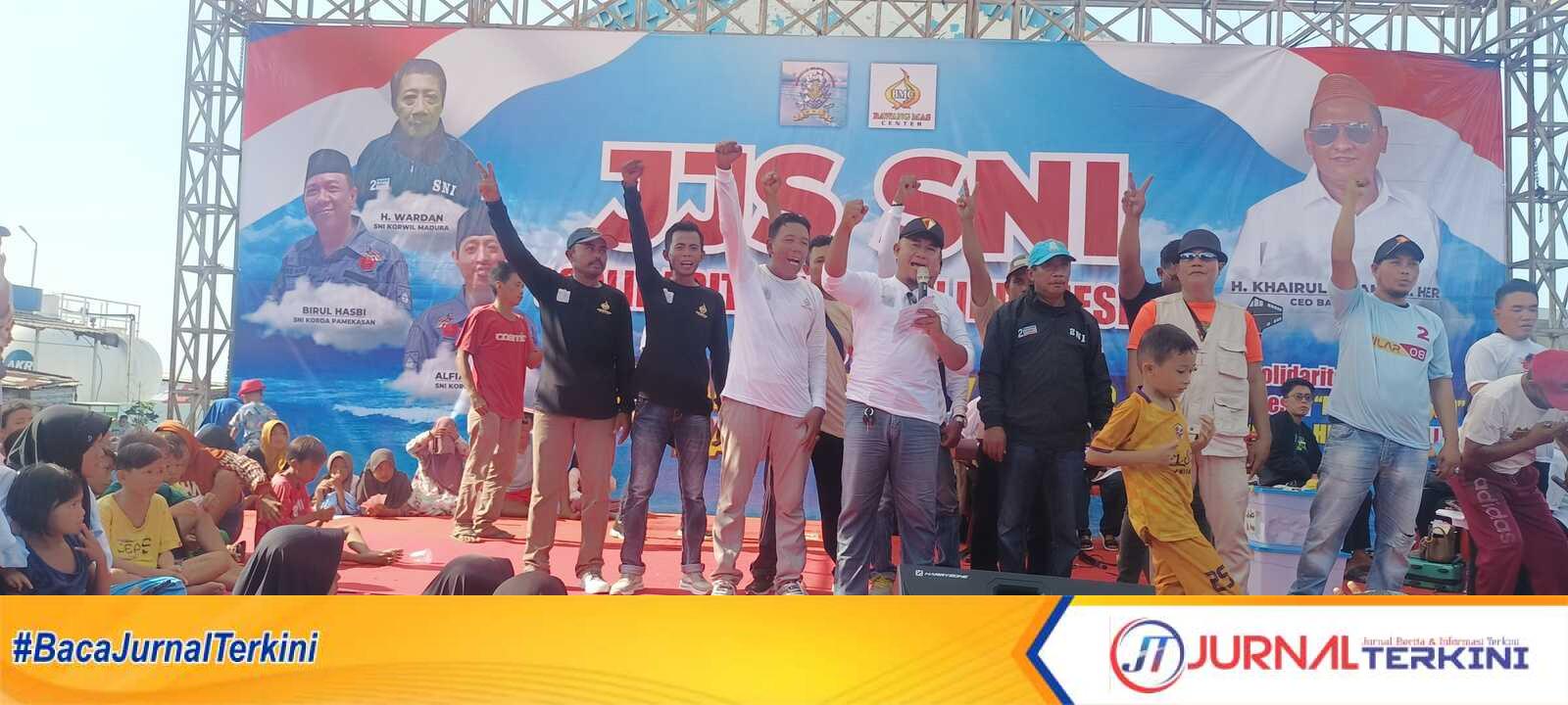 Solidaritas Nelayan Indonesia dan Bawang Mas Center Kampanyekan Paslon Capres Cawapres Prabowo Gibran, di Pintu Masuk Pelabuhan Branta Pesisir. (Dok. Fiki/Jurnal Terkini)