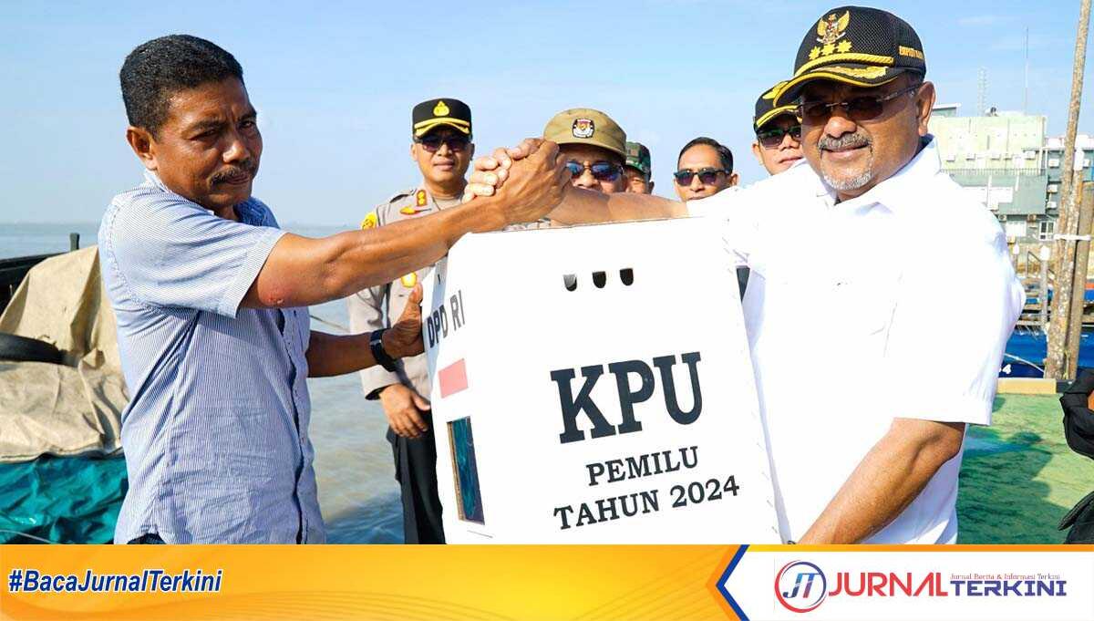KPU Karimun distribusikan logistik pemilu Bupati Karimun Aunur Rafiq disaksikan Ketua KPU Karimun Mardanus, Ketua Bawaslu Karimun dan FKPD menyerahkan kotak suara berisi logistik kepada nakhoda sebagai tanda dididstribusikannya logistik Pemilu 2024 untuk daerah pulau-pulau selain Pulau Karimunbesar, di Pelabuhan Kolong, Minggu (11/2/2024). (jurnalterkini.id/edy kencana)