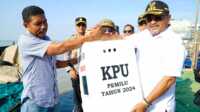 Bupati Karimun Aunur Rafiq disaksikan Ketua KPU Karimun Mardanus, Ketua Bawaslu Karimun dan FKPD menyerahkan kotak suara berisi logistik kepada nakhoda sebagai tanda dididstribusikannya logistik Pemilu 2024 untuk daerah pulau-pulau selain Pulau Karimunbesar, di Pelabuhan Kolong, Minggu (11/2/2024). (jurnalterkini.id/edy kencana)
