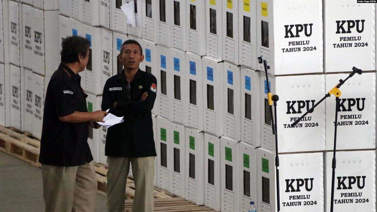 KPU Kota Depok Pengawas KPU Kota Depok sedang mengawasi logistik pemilu di Gudang KPU Kota Depok pada Rabu, 10 Januari 2024, di Cibinong, Jawa Barat. (Foto: Indra Yoga/VOA)