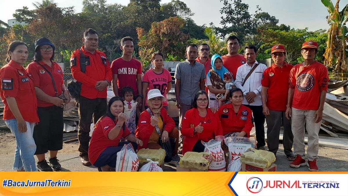 Pengurus DPC PBB Karimun befoto dengan korban kebakaran usai penyerahan bantuan pada Rabu (21/2/2024). (jurnalterkini.id/jansen)