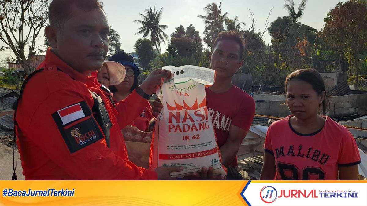 Wakil Ketua DPC Pemuda Batak Bersatu menyerahkan bantuan kepada salah satu korban kebakaran di Kelurahan Harjosari, Kecamatan Tebing pada Rabu (21/2/2024). (jurnalterkini.id/jansen)