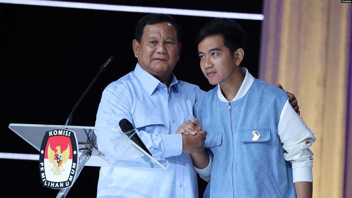 Prabowo Subianto dan Gibran Rakabuming saat debat terakhir di Jakarta, Minggu malam (4/2). (Courtesy: TKN Prabowo-Gibran)