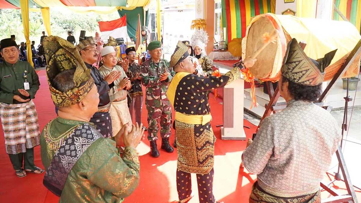 Sekretaris Daerah (Sekda) Kabupaten Karimun Muhammmad Firmansyah memukul bedug tanda dimulainya MTQ tingkat Kecamatan Meral Barat di Kelurahan Darussalam, Senin (19/2/2024). (jurnalterkini.id/yogi)