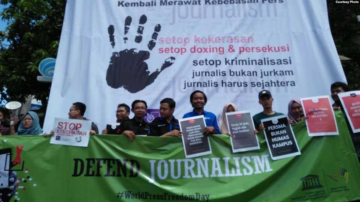 aji solo Jurnalis anggota AJI dan PPMI Kota Solo berorasi dalam peringatan Hari Kebebasan Pers Sedunia di Monumen Pers, Solo, Jumat (3/5/2019). (Foto: AJI Solo)