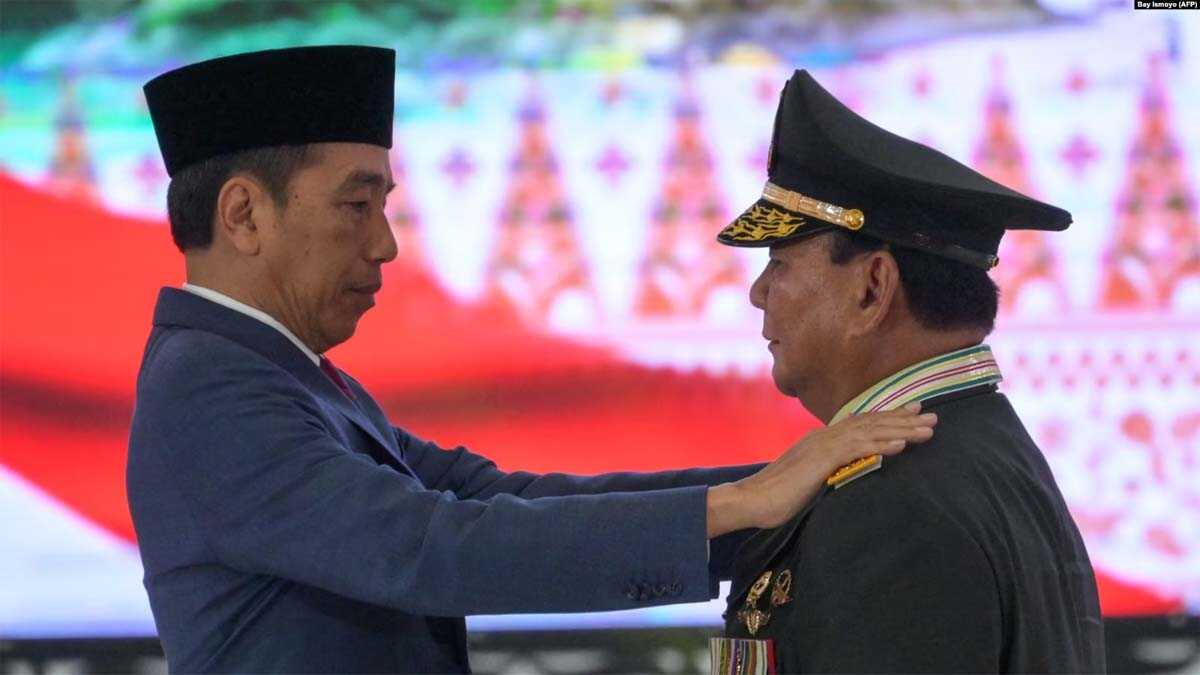 Presiden Joko Widodo memberikan penghargaan jenderal kehormatan bintang empat kepada Menteri Pertahanan Prabowo Subianto saat bertemu dengan perwira tinggi TNI dan Polri di Mabes TNI di Jakarta pada 28 Februari 2024. (Foto: Bay Ismoyo/AFP)