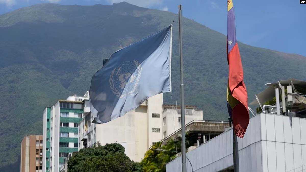 Bendera Venezuela dan PBB berkibar di sebuah gedung tempat badan HAM PBB berkantor di Caracas, Venezuela, Kamis, 15 Februari 2024. (Foto: AP Photo/Matias Delacroix)