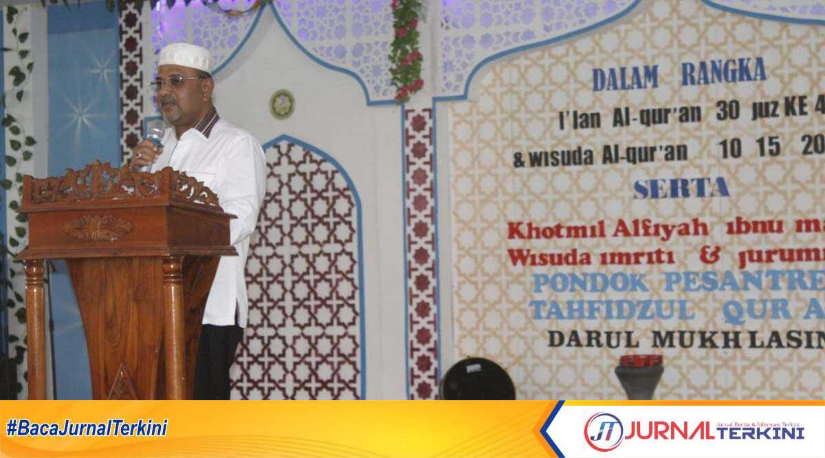 Bupati Karimun memberikan sambutan dalam acara I'lan Al Qur'an, Khotmil Alfiyah Ibnu Malik wisuda imriti dan jurumiyah Pondok Pesantren Tahfidzul Qur'an Darul Mukhlasin di Desa Sawang Laut, Kecamatan Kundur barat, Selasa (27/02/2024). (jurnalterkini.id/edy kencana)