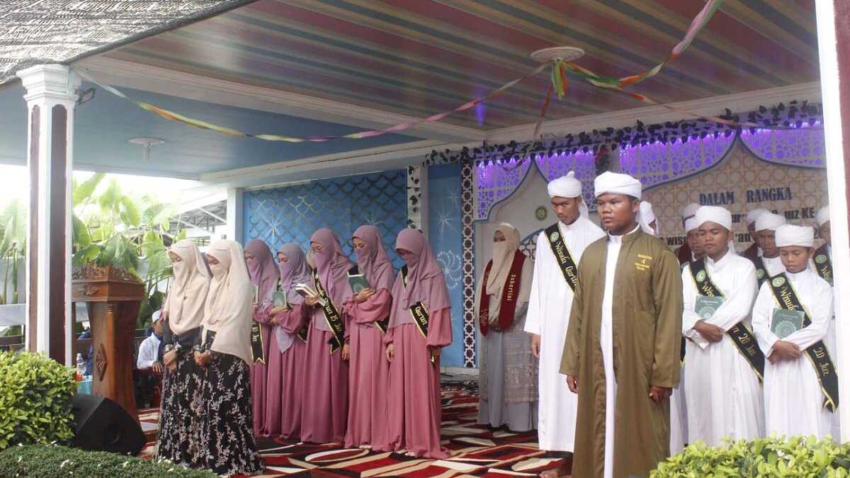 Aara I'lan Al Qur'an, Khotmil Alfiyah Ibnu Malik wisuda imriti dan jurumiyah Pondok Pesantren Tahfidzul Qur'an Darul Mukhlasin di Desa Sawang Laut, Kecamatan Kundur barat, Selasa (27/02/2024). (jurnalterkini.id/edy kencana)