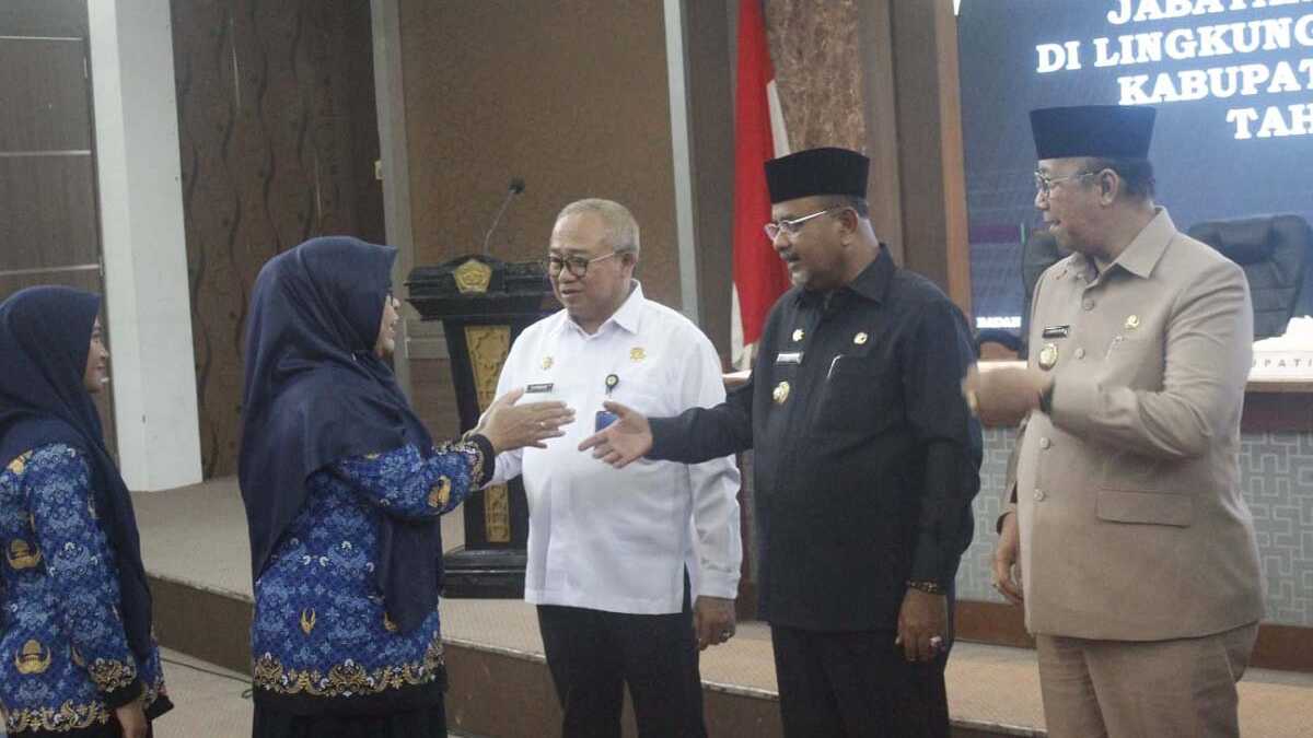 ka-ki: Wakil Bupati Karimun Anwar Hasyim, Bupati Aunur Rafiq dan Sekda Muhd Firmansyah menyalami para pejabat fungsional yang dilantik di Gedung Nilam Sari, Kantor Bupati Karimun, Rabu (28/2/2024). (jurnalterkini.id/edy kencana)