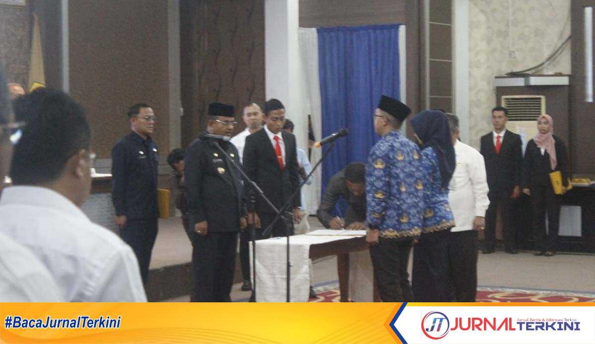 Bupati Karimun Aunur Rafiq mengambil sumpah dan melantik pejabat fungsional dan CPNS menjadi PNS di Gedung Nilam Sari Kantor Bupati Karimun, Rabu (28/2/2024). (jurnalterkini.id/edy kencana)
