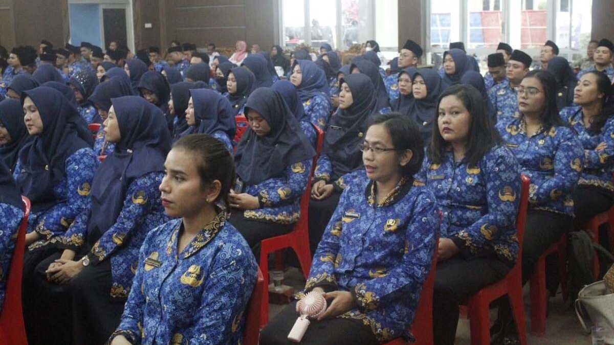 Para pejabat dan CPNS yang dilantik sebagai pejabat fungsional di Gedung Nilam Sari, Kantor Bupati Karimun, Rabu (28/2/2024). (jurnalterkini.id/edy kencana)