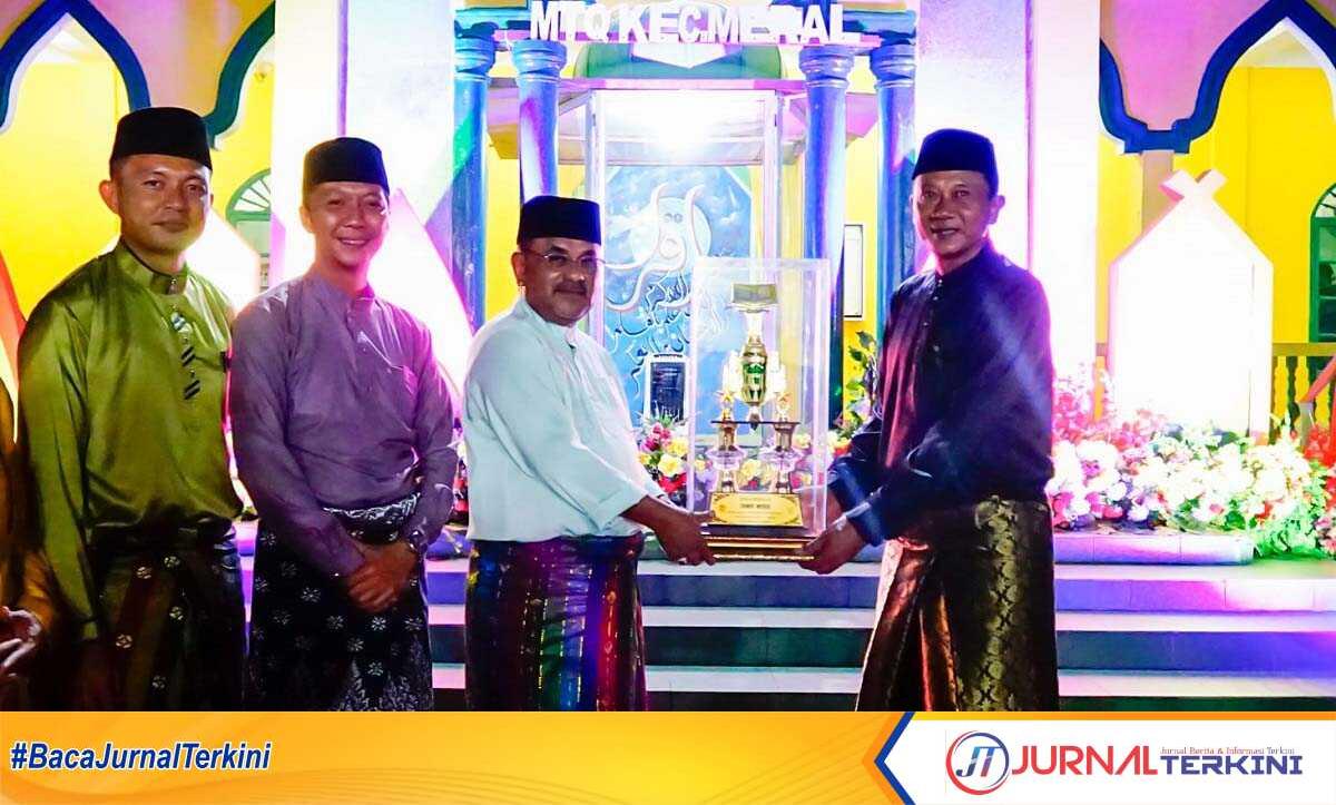Bupati Karimun Aunur Rafiq menyerahkan piala bergilir kepada juara umum MTQ Kecamatan Meral yang resmi ditutup pada Senin (26/2/2024). (jurnalterkini.id/edy kencana)