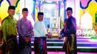 Bupati Karimun Aunur Rafiq menyerahkan piala bergilir kepada juara umum MTQ Kecamatan Meral yang resmi ditutup pada Senin (26/2/2024). (jurnalterkini.id/edy kencana)