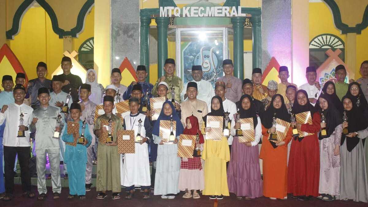 Berfoto bersama para pemenang MTQ tingkat Kecamatan Meral yang resmi ditutup pada Senin (26/2/2024). (jurnalterkini.id/edy kencana)