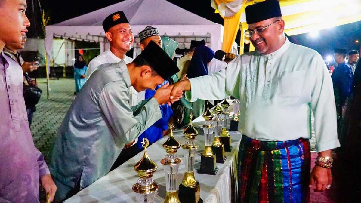 Bupati Karimun Aunur Rafiq menyalami para pemenang MTQ Kecamatan Meral yang resmi ditutup pada Senin (26/2/2024). (jurnalterkini.id/edy kencana)