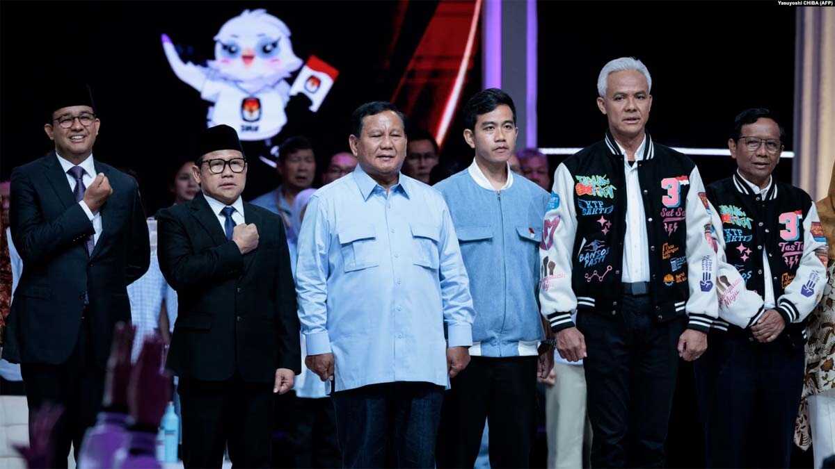Ketiga pasangan Capres dan Cawapres berpegangan tangan dan berpose bersama usai debat terakhir di Jakarta Convention Center di Jakarta, 4 Februari 2024. (Foto: Yasuyoshi CHIBA/AFP)