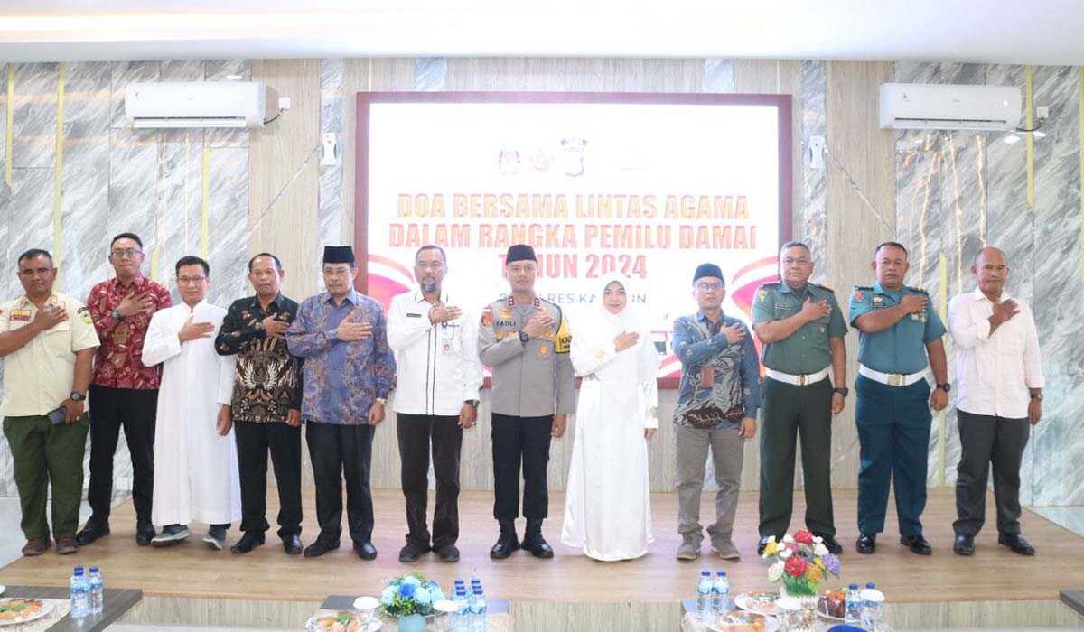 Kapolres Karimun AKBP Fadli Agus bersama sejumlah pejabat dan tokoh lintas agama berfoto usai doa bersama di Gedung Catur Prasetya Polres Karimun, Rabu (7/2/2024). (Foto: Humas Polres Karimun/Helman)