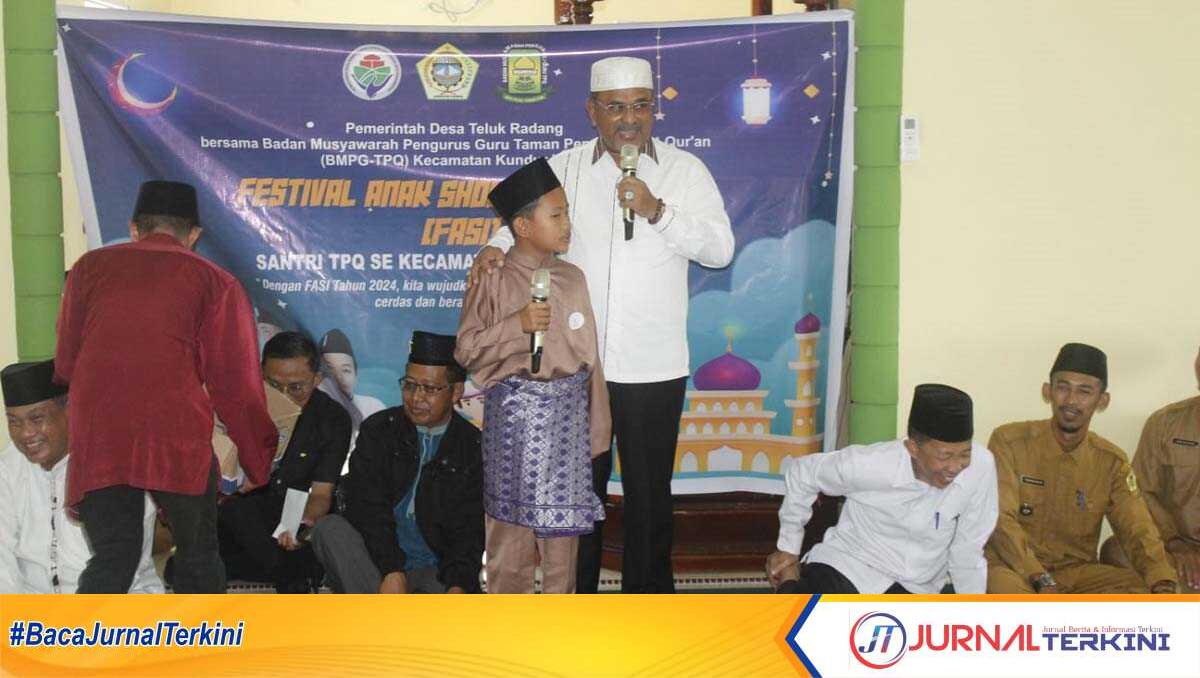 festival anak sholeh teluk radang kundur utara-1 Bupati Karimun Aunur Rafuq bersama salah satu anak yang mengikuti Festival Anak Sholeh Indonesia (FASI) di Desa Teluk Radang, Kecamatan Kundur Utara, Selasa (27/2/2024). (jurnalterkini.id/edy)