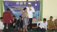 Bupati Karimun Aunur Rafuq bersama salah satu anak yang mengikuti Festival Anak Sholeh Indonesia (FASI) di Desa Teluk Radang, Kecamatan Kundur Utara, Selasa (27/2/2024). (jurnalterkini.id/edy)
