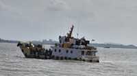 gandha nusantara Kapal rede KM Gandha Nusantara 07 berlayar di perairan Tanjung Balai Karimun pada Minggu (28/1/2024). Kapal ini menjadi penghubung Tol Laut di Karimun, khususnya untuk mengangkut para penumpang KM Kelud dari pelabuhan domestik Tanjung Balai Karimun ke atas KM Kelud yang berhenti di tengah laut. (jurnalterkini.id/jansen)