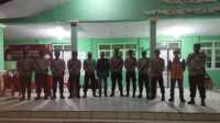 Petugas kepolisian, TNI, Linmas dan Satpol PP berjaga di pintu masuk gudang logistik Panitia Pemilihan Kecamatan (PPK) Tebing, Kamis (15/2/2024). (jurnalterkini.id/jansen)
