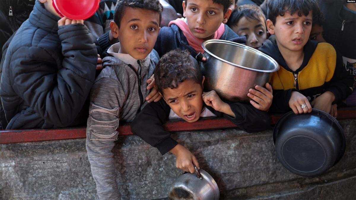 Anak-anak Palestina antre untuk menerima bantuan makanan yang dimasak oleh dapur amal di tengah kekurangan pasokan makanan di Rafah, di selatan Jalur Gaza, 5 Februari 2024.
