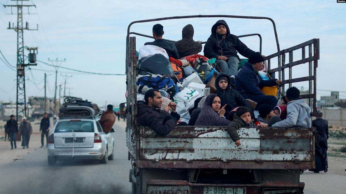 Warga Palestina tampak bergerak meninggalkan Rafah karena takut akan operasi militer yang dilancarkan Israel di wilayah tersebut, pada 13 Februari 2024. (Foto: Reuters/Mohammed Salem)