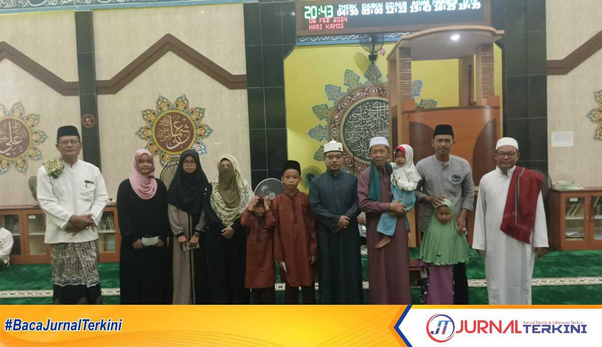 Berfoto bersama anak yatim penerima santunan di sela peringatan Isra Mi'raj di Masjid Al-Mujahidin, Kelurahan Harjosari, Kecamatan Tebing, Kabupaten Karimun, Kamis (8/2/2024). (jurnalterkini.id/edy kencana)