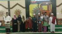 Berfoto bersama anak yatim penerima santunan di sela peringatan Isra Mi'raj di Masjid Al-Mujahidin, Kelurahan Harjosari, Kecamatan Tebing, Kabupaten Karimun, Kamis (8/2/2024). (jurnalterkini.id/edy kencana)