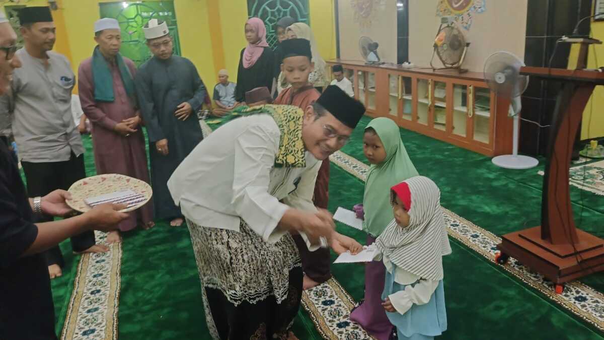 Pemberian santunan kepada anak yatim di sela peringatan Isra Mi'raj di Masjid Al-Mujahidin, Kelurahan Harjosari, Kecamatan Tebing, Kabupaten Karimun, Kamis (8/2/2024). (jurnalterkini.id/edy kencana)
