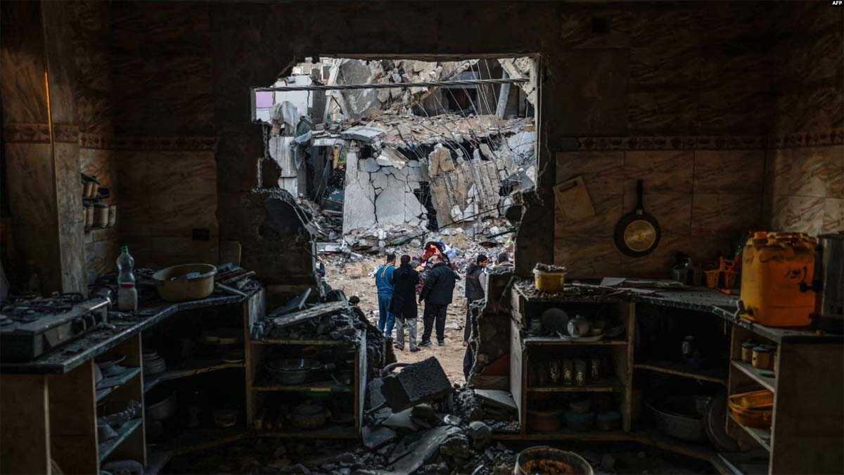 israel bombardir raffah Orang-orang memeriksa kerusakan akibat pengeboman Israel di Rafah di Jalur Gaza, Palestina, 3 Februari 2024. (Foto: AFP)