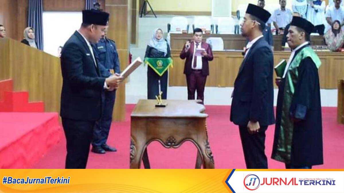 Pimpinan DPRD Musi Rawas memandu pengambilan sumpah Iwan Susanto, sebagai Pengganti Antar Waktu (PAW) anggota DPRD Musi Rawas di gedung DPRD setempat, Rabu (21/2/2024). (jurnalterkini.id/alam budi kesuma)