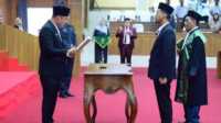 Pimpinan DPRD Musi Rawas memandu pengambilan sumpah Iwan Susanto, sebagai Pengganti Antar Waktu (PAW) anggota DPRD Musi Rawas di gedung DPRD setempat, Rabu (21/2/2024). (jurnalterkini.id/alam budi kesuma)