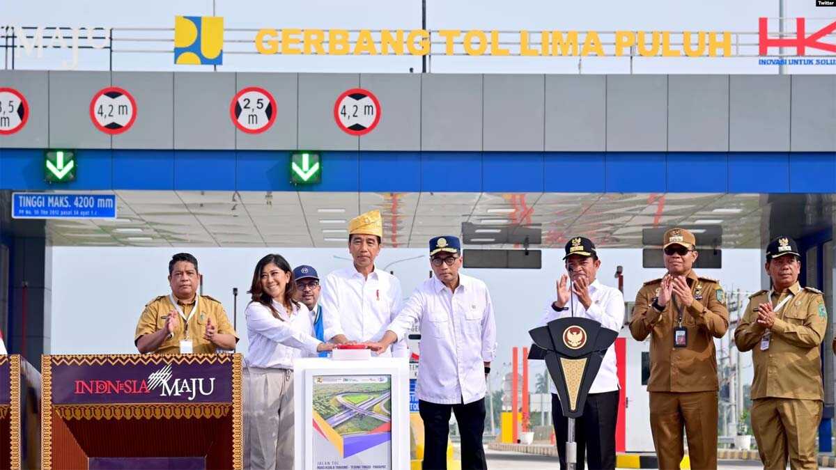 Presiden Jokowi meresmikan jalan tol di Gerbang Tol Limapuluh, Sumatra Utara, Rabu, 7 Februari 2024. (Twitter/@jokowi)
