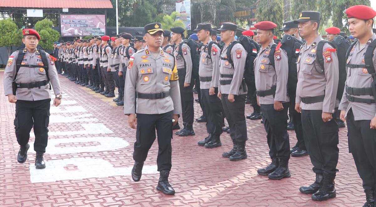 kapolres karimun lepas personel pengamanan pemungutan suara di tps Kapolres Karimun AKBP Fadli Agus memeriksa personel yang akan bertugas mengamankan pemungutan suara Pemilu 2024 dalam apel gelar pasukan di lapangan Bhayangkara, Mapolres Karimun, Senin (12/2/2024). (Foto: Humas Polres Karimun/Helman)