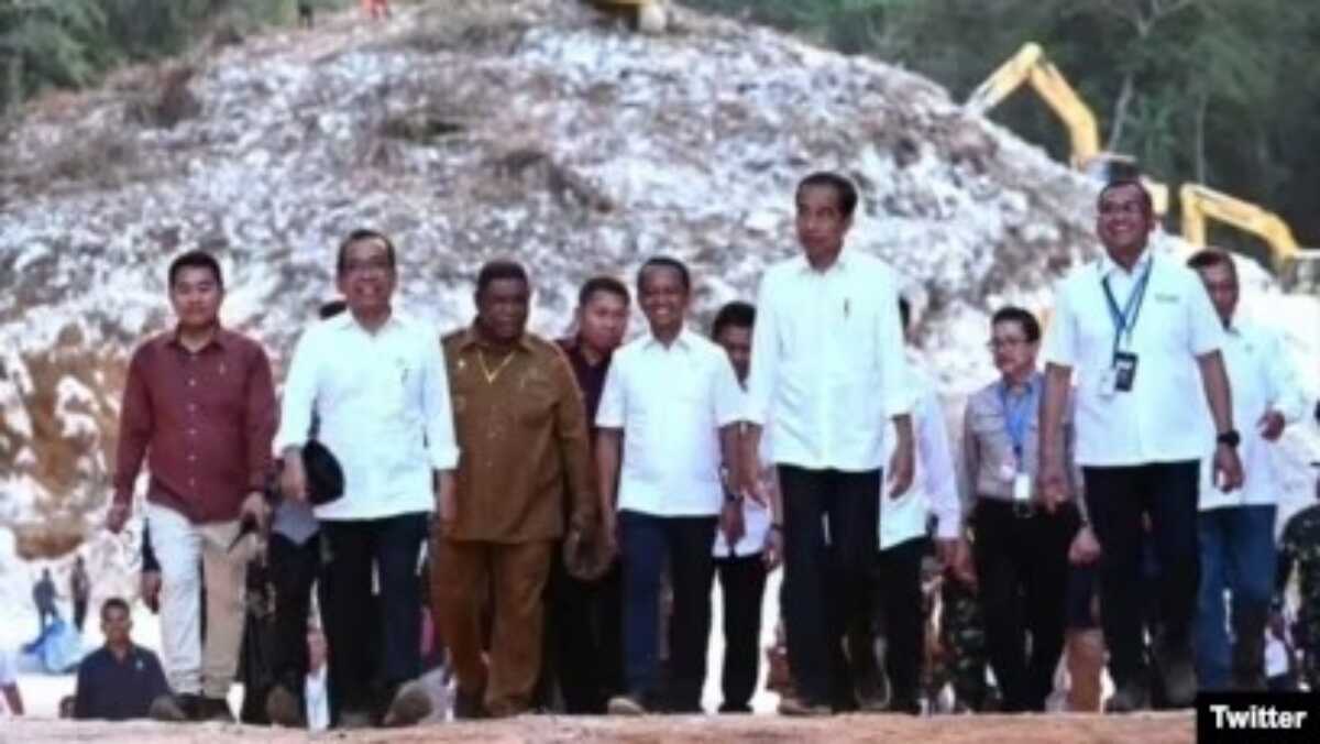 kawasan industri pupuk fakfak FILE - Presiden Joko Widodo menuju lokasi peletakan batu pertama Proyek Strategis Nasional (PSN) Kawasan Industri Pupuk Fakfak, Kamis, 23 November 2023. (Twitter/@jokowi)