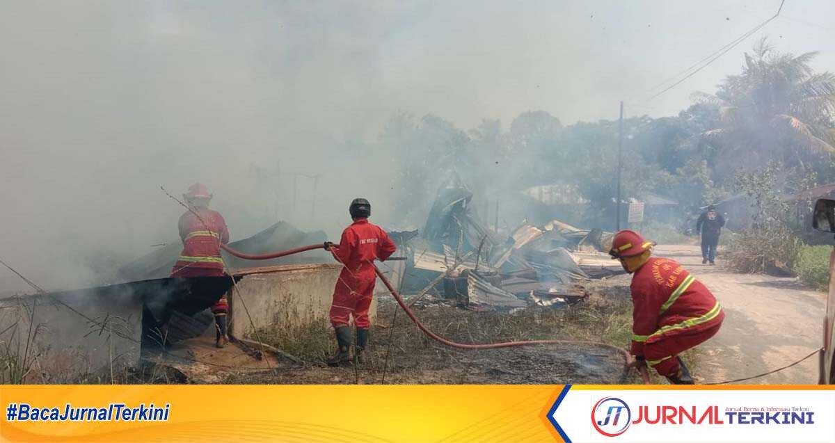 kebakaran di harjosari-1 Petugas pemadam kebakaran berusaha memadamkan api yang menghanguskan empat rumah semi permanen di Kelurahan Harjosari, Kecamatan Tebing, Kabupaten Karimun, Kepulauan Riau, Sabtu (17/2/2024). (jurnalterkini.id/jansen)