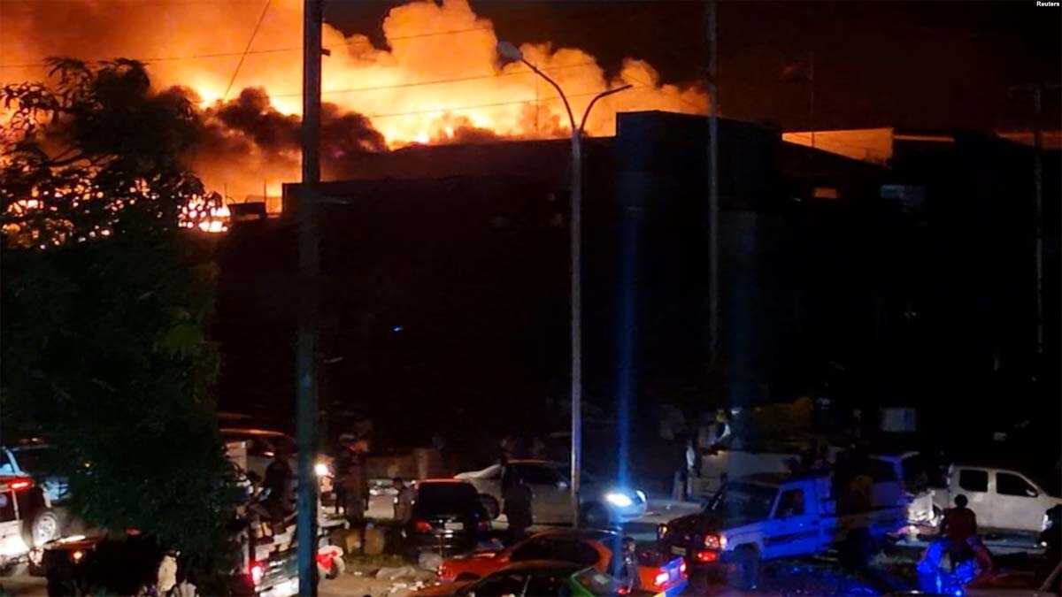 kekerasan di papua Penjarahan dan pembakaran di Port Moresby, Papua Nugini, 10 Januari 2024. Polisi Papua Nugini mengatakan, 53 orang telah tewas dalam kekerasan antarsuku di dataran tinggi negara itu. (Foto: Ilustrasi via Reuters)