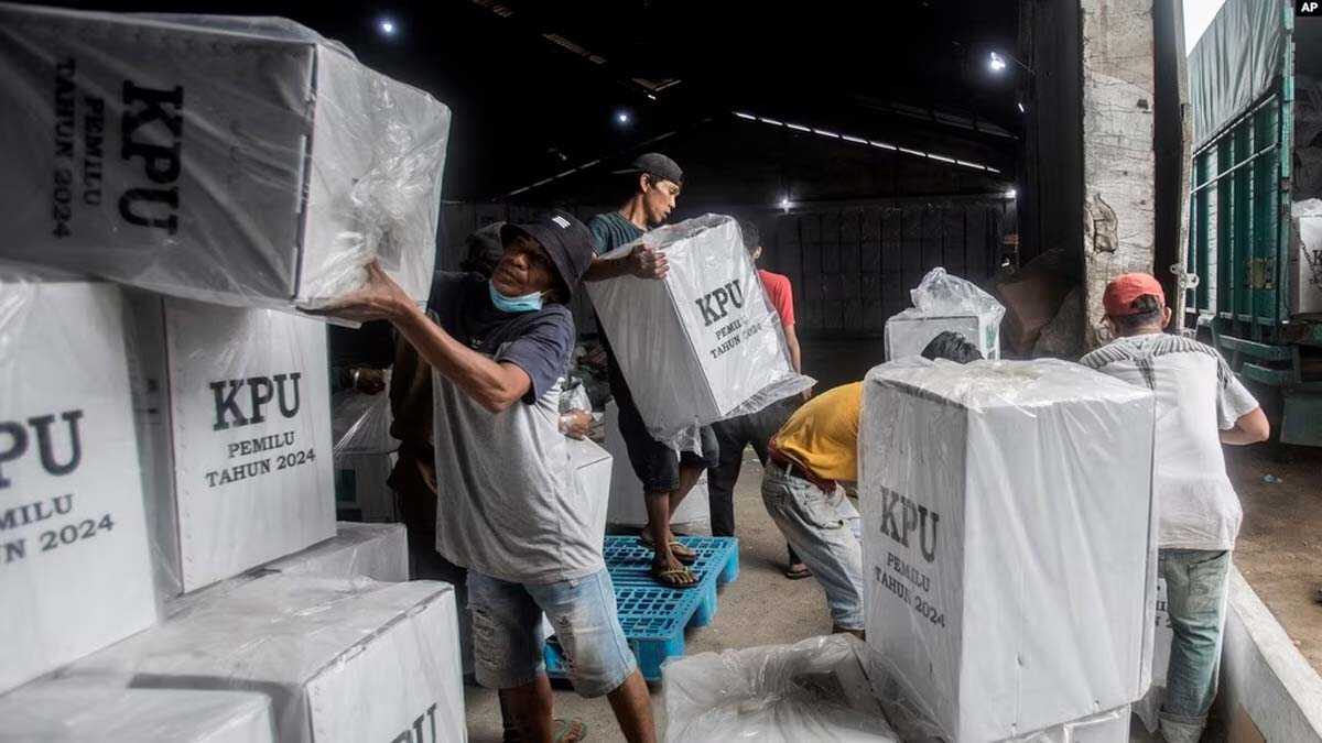 kotak suara pemilu di medan Para pekerja memuat kotak suara ke dalam truk untuk didistribusikan ke TPS menjelang pemilu di Medan, Sumatra Utara, 12 Februari 2024. (Foto: AP)
