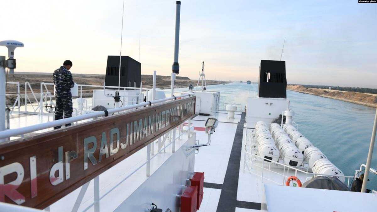 kri dr radjiman di suez KRI dr. Radjiman Wedyodiningrat-992 memasuki Terusan Suez hari Senin (12/2) dan diperkirakan tiba di Al Arish, Mesir, hari Selasa (13/2). (Courtesy: Dinas Penerangan TNI-AL). (Courtesy: Dinas Penerangan TNI-AL).