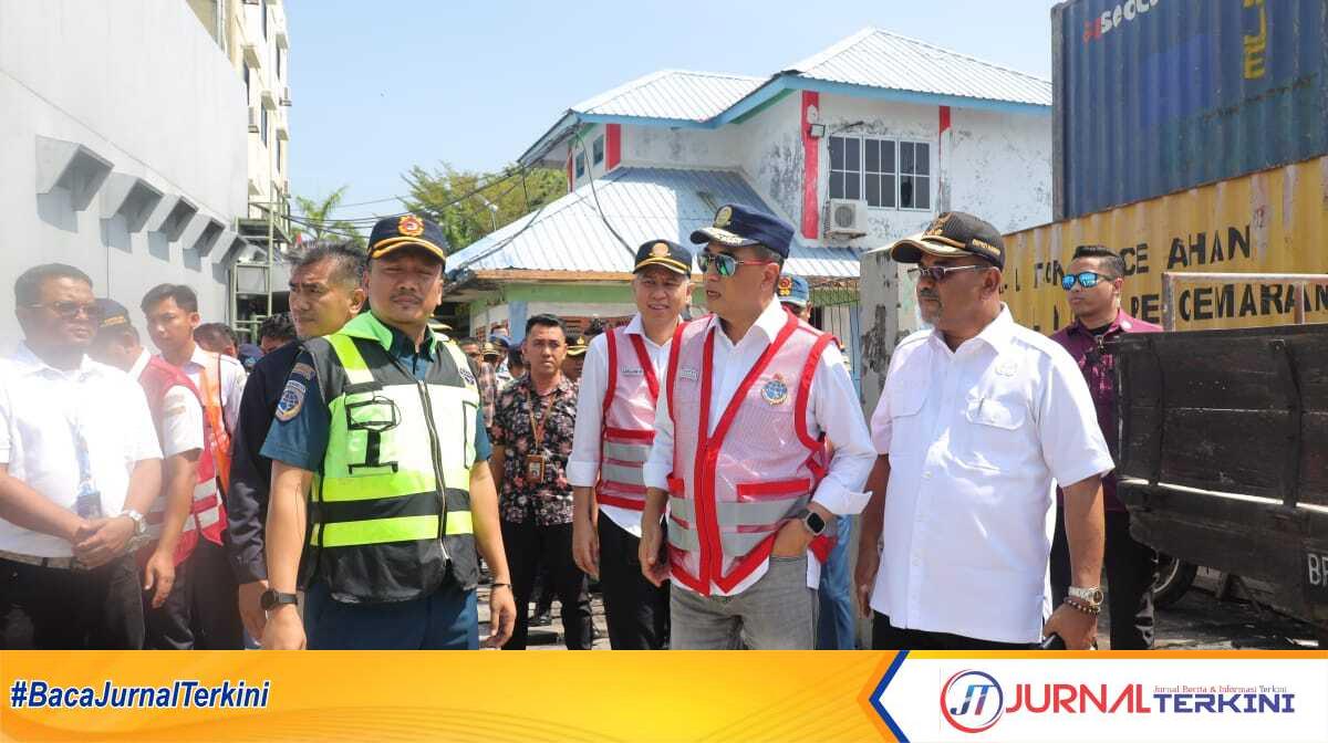 kunjungan Menteri Perhubungan ke Karimun Menteri Perhubungan Budi Karya Sumadi didampingi Bupati Karimun Aunur Rafiq dan Kepala KSOP Karimun saat berkunjung ke Karimun, Kamis (8/2/2024). (jurnalterkini.id/jansen(