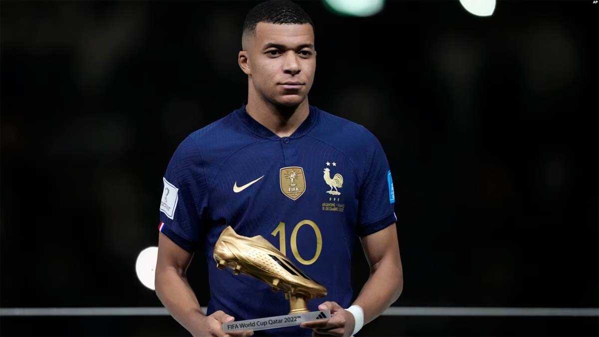 kylian mbappe Kylian Mbappe memegang penghargaan Sepatu Emas sebagai pencetak gol terbanyak turnamen setelah pertandingan final Piala Dunia antara Argentina dan Prancis di Stadion Lusail di Lusail, Qatar, 18 Desember 2022. (Foto: AP)