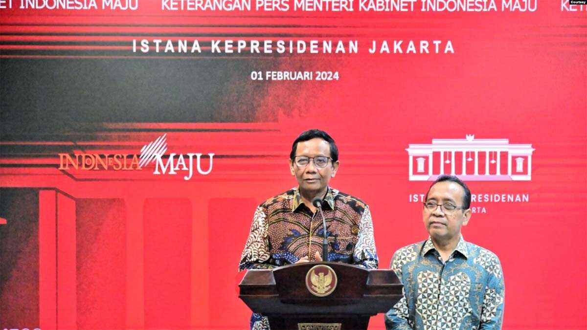 Mahfud MD secara resmî melepas jabatannya sebagai Menko Polhukam kepada Presiden Jokowi di Istana Kepresidenan, Jakarta, Kamis, 1 Februari 2024. (biro setpres)