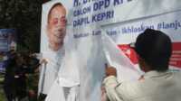 masa tenang pemilu 2024 Ketua Bawaslu Karimun Muhammad Iskandar (kiri) bersama aparat keamanan dan Satpol PP melepas alat perasaan kampanye peserta Pemilu Serentak 2024 di Tanjung Balai Karimun, Minggu (11/2/2024). Penertiban APK dilakukan seiring masuknya tahapan masa tenang Pemilu 14 Februari 2024. (JurnalTerkini.id/edy kencana)
