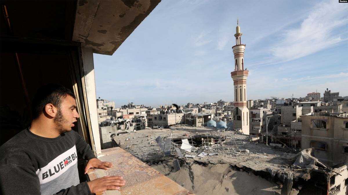 Seorang warga Palestina melihat ke arah sebuah masjid di Rafah yang hancur akibat serangan udara Israel ke wilayah tersebut pada 12 Februari 2024. (Foto: Reuters/Ibraheem Abu Mustafa)