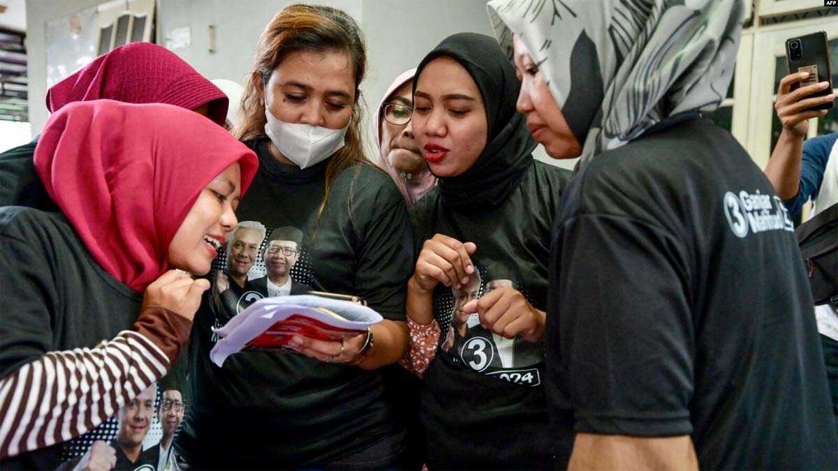 pendukung ganjar-mahfud di tiktok FILE - Para pendukung capres-cawapres Ganjar Pranowo dan Mahfud MD, tengah menonton video media sosial yang menampilkan mereka di platform TikTok Ukon Furkon Sukanda, di Tangerang, Banten, 10 Januari 2024.(BAY ISMOYO/AFP)
