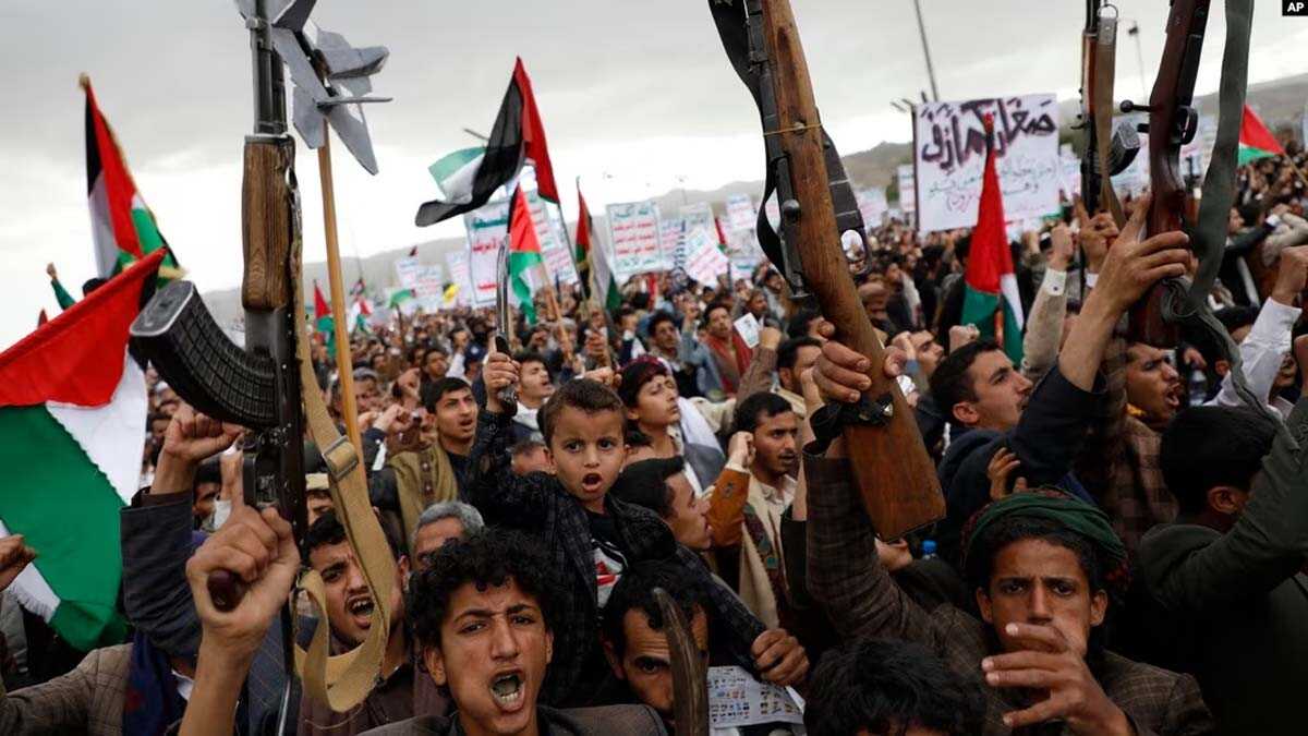 Pendukung Houthi menghadiri unjuk rasa menentang serangan pimpinan AS terhadap Yaman dan mendukung warga Palestina di Jalur Gaza, di Sanaa, Yaman, 16 Februari 2024. (Foto: Osamah Abdulrahman/AP Photo)