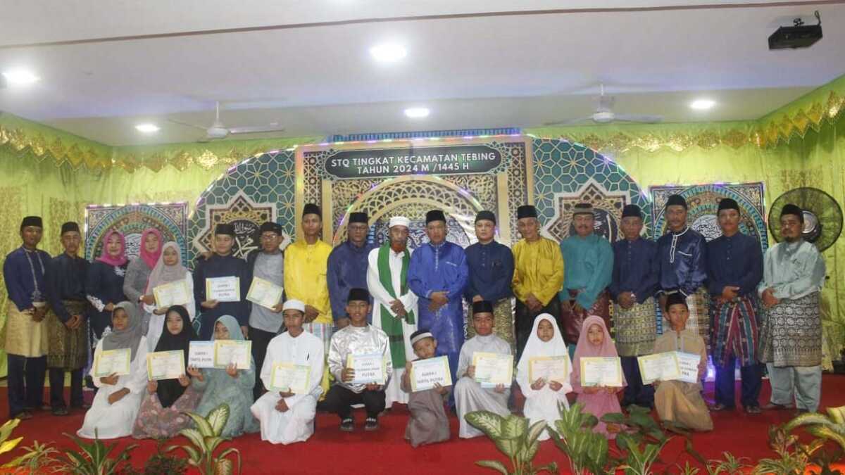 Berfoto bersama para pemenang MTQ tingkat Kecamatan Tebing dalam acara penutupan pada Jumat (23/2/2024). (jurnalterkini.id/edy)
